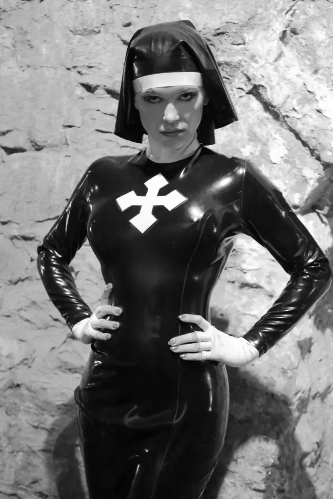 Domina Davina Dust im Latex Nonnen Anzug